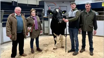  ?? ?? Purchasers, Mr and Mrs Tincknell (left) with the 10,000gns bull, Whinnow Gateway from Tom and Ian Blamire