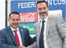  ??  ?? ENCUENTRO. Gustavo Matosas se da la mano con Rodolfo Villalobos, presidente de la federación de Costa Rica.