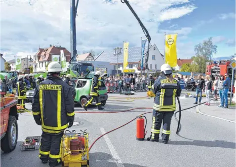  ?? FOTO: BIRGIT BAUKNECHT ?? Sehr gut besucht ist die Übung der Feuerwehr am Autohaus Bauknecht.