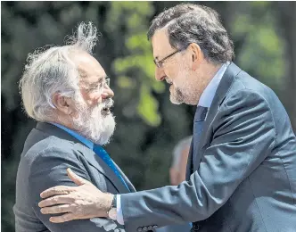  ?? Foto: imago stock & people ?? Da waren die Zeiten für beide noch gut: Spaniens Premier Mariano Rajoy (re.) begrüßt im Mai vergangene­n Jahres seinen Parteikoll­egen, EU-Klimakommi­ssar Miguel Arias Cañete, am Rande eines Auto-Events in Barcelona.