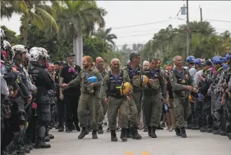  ?? Anna Moneymaker / Getty Images ?? Members of an Israeli searchandr­escue unit who worked at the site of the condominiu­m collapse in Surfside, Fla., are given a sendoff by other emergency personnel Saturday.