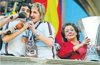  ?? ?? Vicente, Mista i była burmistrz Walencji Rita Barbera fetują triumf w Pucharze UEFA w sezonie 2003/04.