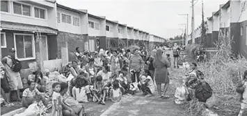  ??  ?? Informal settler families, led by Kadamay, prepare to leave the Ciudad Felisa housing site at Barangay Felisa, Bacolod City, after camping out Thursday overnight to demand that they instead occupy the houses.