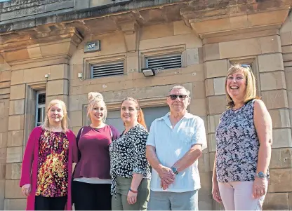  ?? Picture: Wullie Marr. ?? Linda Temple, Carolann Philp, Carol Buchanan, Tam Livingston­e and Lorraine Mayne, of EATS Rosyth, outside the former Clydesdale Bank building in the town.