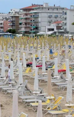  ??  ?? Lungomare Edifici che si affacciano sulla spiaggia di Jesolo. Multe a chi non rispetta le regole sugli affitti