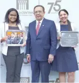  ?? F.E ?? El gobernador Héctor Valdez Albizu entregó el premio del primer lugar.