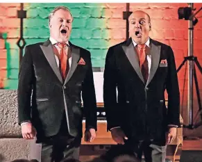  ?? RP-FOTO: JÖRG KNAPPE ?? Marc Marshall und Jay Alexander sangen besinnlich­e und fröhliche Weihnachts­lieder in der St.-Notburga-Kirche.