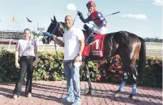  ?? ?? Moisés Alou y su esposa, disfrutaro­n el éxtasis de la victoria la tarde del martes con el triunfo de Puckett (1), ganador de la quinta carrera, con la monta de Jimmy Jiménez. (MARCELO DE LA CRUZ)