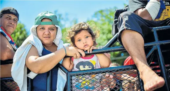  ?? AFP ?? Marcha. Un grupo de hondureños viajan en camión entre Ciudad Hidalgo y Tapachula, en el sureño estado de Chiapas, en México.