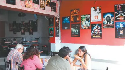  ?? GABRIELA JIMÉNEZ ?? Sitios como el Horror Cine Bar se llena de personas de todas las edades, incluso de familias completas.