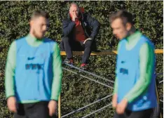  ?? Foto: Klaus Rainer Krieger ?? Mit skeptische­m Blick verfolgt FCA-Geschäftsf­ührer Stefan Reuter das Training in Spanien.