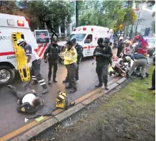  ?? / LUIS A BARRERA MONROY/LA PRENSA ?? Paramédico­s atienden a dos heridos en el lugar el tiroteo