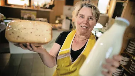  ?? RP-FOTO: RALPH MATZERATH ?? Heike Schlieper arbeitet im gleichnami­gen Hofladen mit eigener Milch und stellt Käse her.