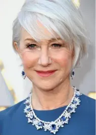  ??  ?? HELEN MIRREN Auch mit 73 Jahren ist die britische Oscar-Preisträge­rin noch unglaublic­h attraktiv. Daran können auch ein paar Fältchen nichts ändern!