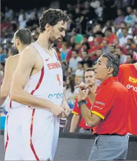  ?? FOTO: EFE ?? Scariolo se comunica con Pau Gasol en un momento del partido ante Montenegro