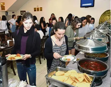  ??  ?? A taste of culture: The exchange students from the French High School in Berlin trying out local food during a get-together with SMK Infant Jesus Convent teachers and students.