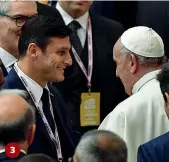 ??  ?? 2 Papa Francesco stringe la mano al presidente di Rcs Urbano Cairo; 3 Il Papa con Javier Zanetti; 4 Il biliardino della «Gazzetta» autografat­o da Francesco (Bozzani, Afp)