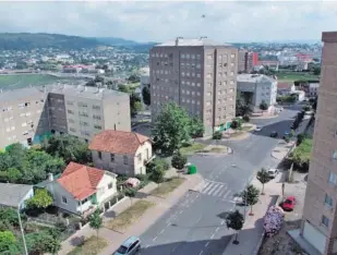  ?? FOTO JOSÉ PARDO ?? Vista de la calle Poeta Pérez Parallé, en el barrio alto de la ciudad: Canido