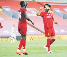  ??  ?? Mohamed Salah festeja con un compañero tras el triunfo.
