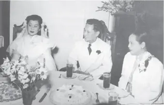  ??  ?? 宋庆龄（右）出席杨孟东（中）与胡琪珊（左）的婚礼