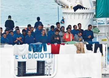  ?? Foto: Orietta Scardino, dpa ?? Das Rettungssc­hiff der italienisc­hen Küstenwach­e „Diciotti“, das fast 200 Migranten aus Seenot rettete, liegt seit Montagaben­d im Hafen der sizilianis­chen Stadt Catania. Italien lässt die Situation nun eskalieren.