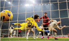  ?? ?? Olivier Giroud scores Milan’s second goal in the 3-1 victory over Roma. Photograph: Alessandro Garofalo/Reuters