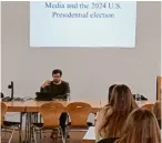  ?? Foto: Edenhofer ?? Der US-amerikanis­che Journalist Tim O’Donnell sprach vor Schülerinn­en und Schülern am Neuburger Descartes-Gymnasium.