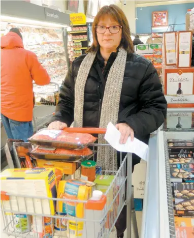  ?? PHOTO MARIE-ÈVE DUMONT ?? Denise Marchand a un peu plus de flexibilit­é maintenant que ses trois enfants ont quitté la maison, même si elle s’en tient toujours à sa liste lorsqu’elle va à l’épicerie.