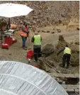  ?? ?? Archäologe­n sind ebenfalls auf der Baustelle unterwegs.