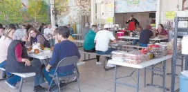  ?? ?? l Las mesas se llenaron de familias que buscaron salir de la rutina con una comida típica sonorense.