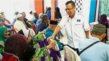  ??  ?? Reaching out: Wong meeting with Mentakab constituen­ts on the campaign trail.