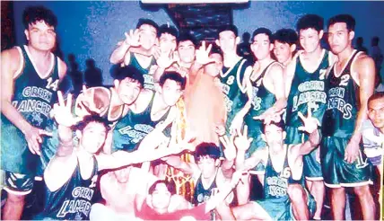  ??  ?? Gabriel ‘No Fear’ Maloloy-on (standing, R #12) with the UV Green Lancers 1997 champion team.