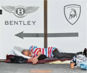  ?? Foto: Josh Edelson/afp Photo ?? Es gibt Menschen, die können sich ein teures Auto wie einen Bentley oder Lamborghin­i kaufen, und es gibt welche, die haben nicht einmal genug Geld für eine eigene Wohnung oder ein Bett – so wie dieser Mann, der in der amerikanis­chen Stadt San Francisco...