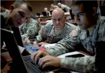  ??  ?? Opérateurs cyber américains au cours d’un exercice. (© US Army)