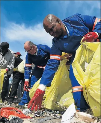  ?? Picture: EUGENE COETZEE ?? MAIKING A DIFFERENCE: Nelson Mandela Bay deputy mayor Mongameli Bobani and mayor Athol Trollip pick up trash after the launching of the ‘War on Waste’ programme