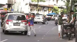  ?? ALLEX QOMARULLA/JAWA POS ?? BATAL DITEMPATI: Jalan Kramat Gantung sempat digambari garis untuk lapak pedagang pasar kaget.