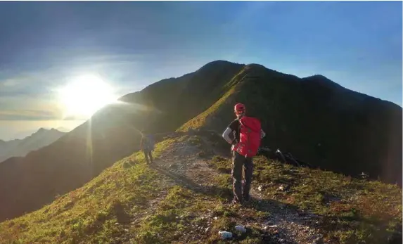  ??  ?? Trekking săn mây tại Tà Chì Nhù - Ảnh: Tommy Vũ