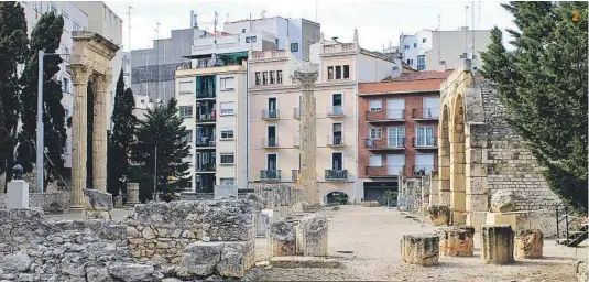 ??  ?? En el Foro Romano quedan en pie muchos pilares y columnas milenarias.