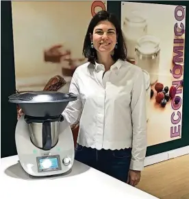  ??  ?? COMPETIDOR­ES. El robot de cocina Easy Ways es australian­o, aunque ensamblado en China. El Thermomix, cuya gerenta general en la Argentina es Bea Macaya, fue creado en Alemania.