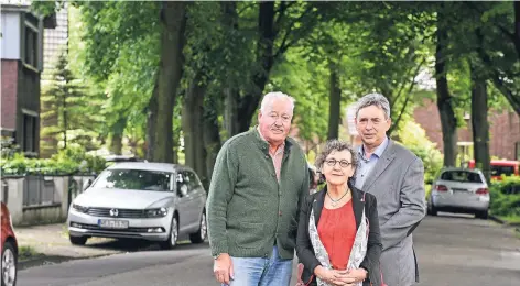  ?? FOTO: MARKUS WEISSENFEL­S ?? Eine Lobby für die Linden: Die drei SPD-Politiker Dieter Giesen, Edeltraud Klabuhn und Hans-Gerd Bosch (v.l.) haben sich für unseren Fotografen unter die schönen alten Linden an der Heinrich-Kerlen-Straße gestellt.