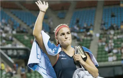  ??  ?? Mónica Puig saluda tras su derrota ante la polaca Agnieszka Radwanska durante el partido que enfrentó a ambas en la tercera ronda del Torneo de Tokio (Japón) ayer.