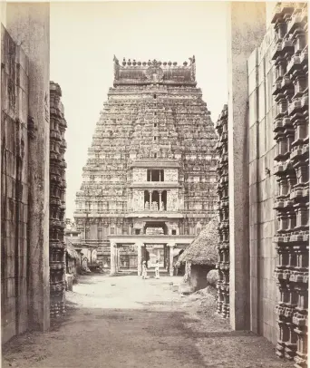  ??  ?? A gopuram, or gateway, of the Sri Ranganatha­swamy Temple at Srirangam, Tiruchirap­alli, Tamilnadu, India, 1869