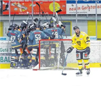  ?? FOTO: OLIVER RABUSER ?? Großer Jubel bei den Ravensburg Towerstars nach dem entscheide­nden Tor von Joshua Samanski in der zweiten Verlängeru­ng.