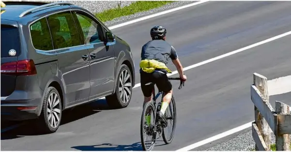  ?? Foto: stock.adobe.com/lotharnahl­er ?? Außerorts müssen Radfahrer mit zwei Metern Abstand überholt werden, innerorts mit eineinhalb Metern.