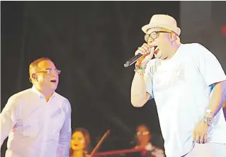  ??  ?? Roberto “Robertón” Hernández, cantante de Los Van Van, se unió al “Caballero de la Salsa” en el tema “Lluvia” del cubano cubano Adalberto Álvarez.