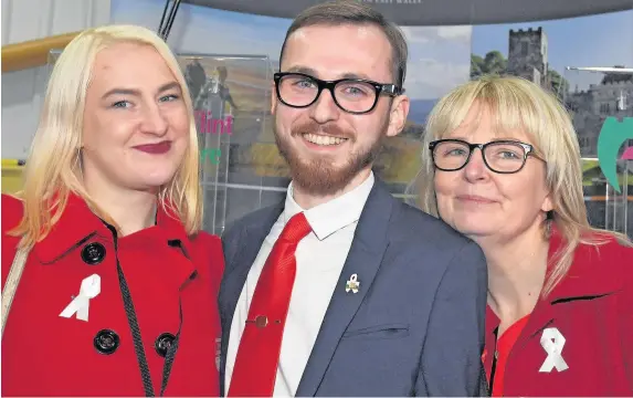  ?? Andy Kelvin ?? > Jack Sargeant at the count in Connah’s Quay with his sister, Lucy, and mum, Bernie. Inset below, Jack’s father, the late Carl Sargeant