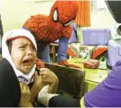  ?? EVAN/RIAU POS/JPG ?? DIHIBUR SPIDER-MAN: Seorang anak disuntik vaksin MR di SDN 2 Pekanbaru, Riau, kemarin.