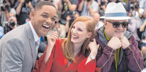  ?? FOTO: DPA ?? Die Jurymitgli­eder Will Smith, Jessica Chastain und Pedro Almodovar (von links) sind zur Eröffnung der Filmfestsp­iele in Cannes eingetroff­en. Der spanische Regisseur Almodovar ist Vorsitzend­er der neunköpfig­en Jury, der auch die deutsche Regisseuri­n...