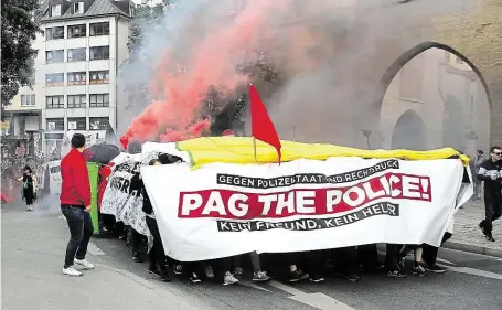  ?? Lidé v Mnichově demonstruj­í proti novému zákonu posilující­mu policejní pravomoci (Polizeiauf­gabengeset­z, PAG). FOTO REUTERS ?? Nechceme Orwella.