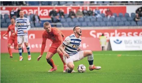  ?? FOTO: FABIAN STRAUCH ?? Der Elfmeter für den MSV Duisburg: Steve Breitkreuz (links) bringt hier MSV-Stürmer Borys Tashchy zu Fall.